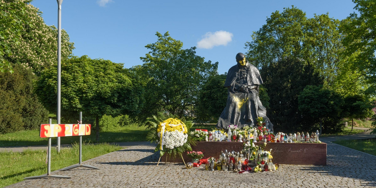 Przykry widok. Zdewastowano pomnik Jana Pawła II