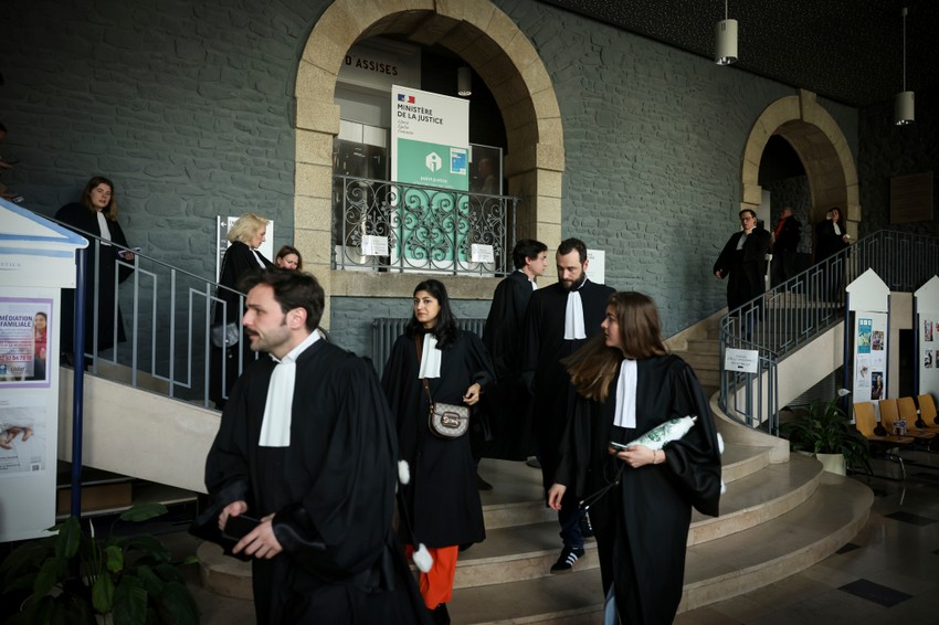 Advokati na sudu u Vanu prvog dana suđenja Žoelu le Skuarneku