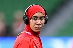 Nouhaila Benzina pierwsza piłkarką, która zagrała w hidżabie