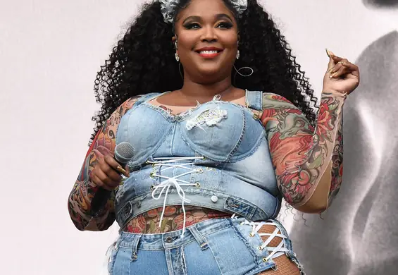 Brawo! Lizzo szerzy body positive w szydełkowym staniku