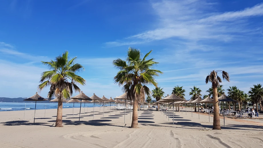 Malediwy Północy, plaże wysypane zmielonym, wapiennym piaskiem, otoczone lazurowym Morzem Jońskim.