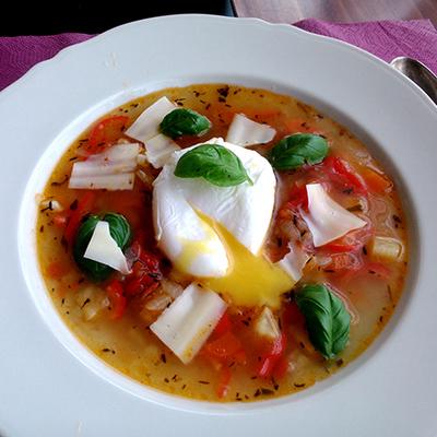 Aquacotta buggyantott tojással, parmezánnal és fokhagymás krutonnal