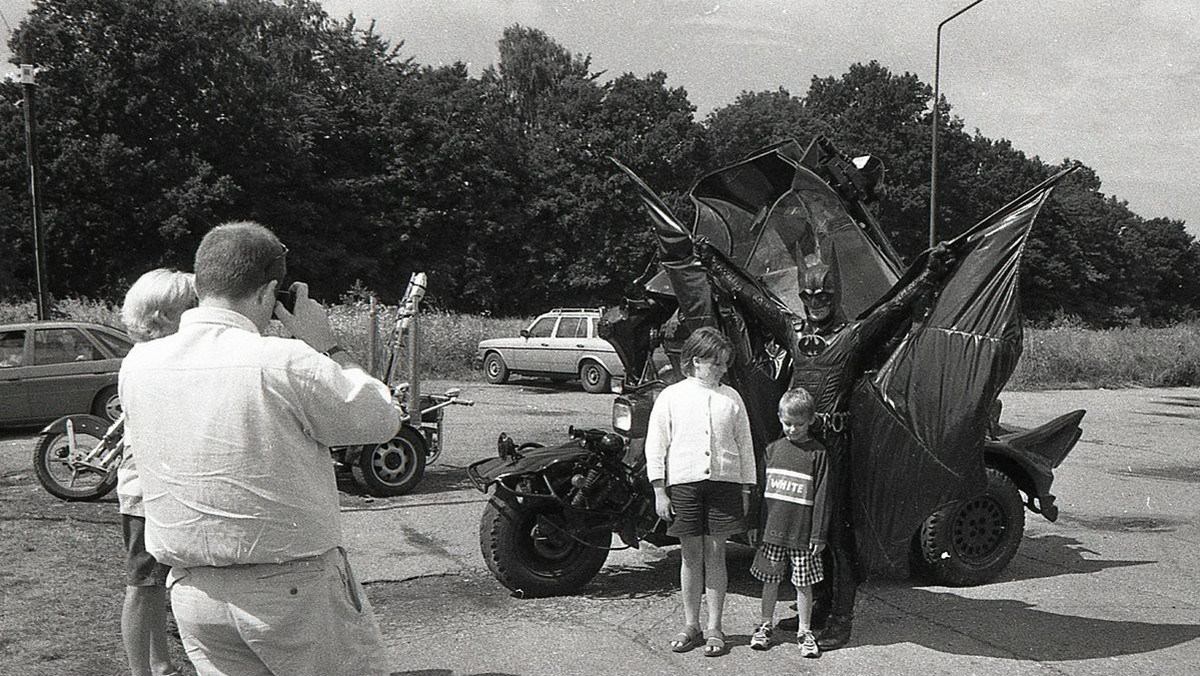 Zdjęcia z Batmanem w Mielnie (lata 90. XX w.)