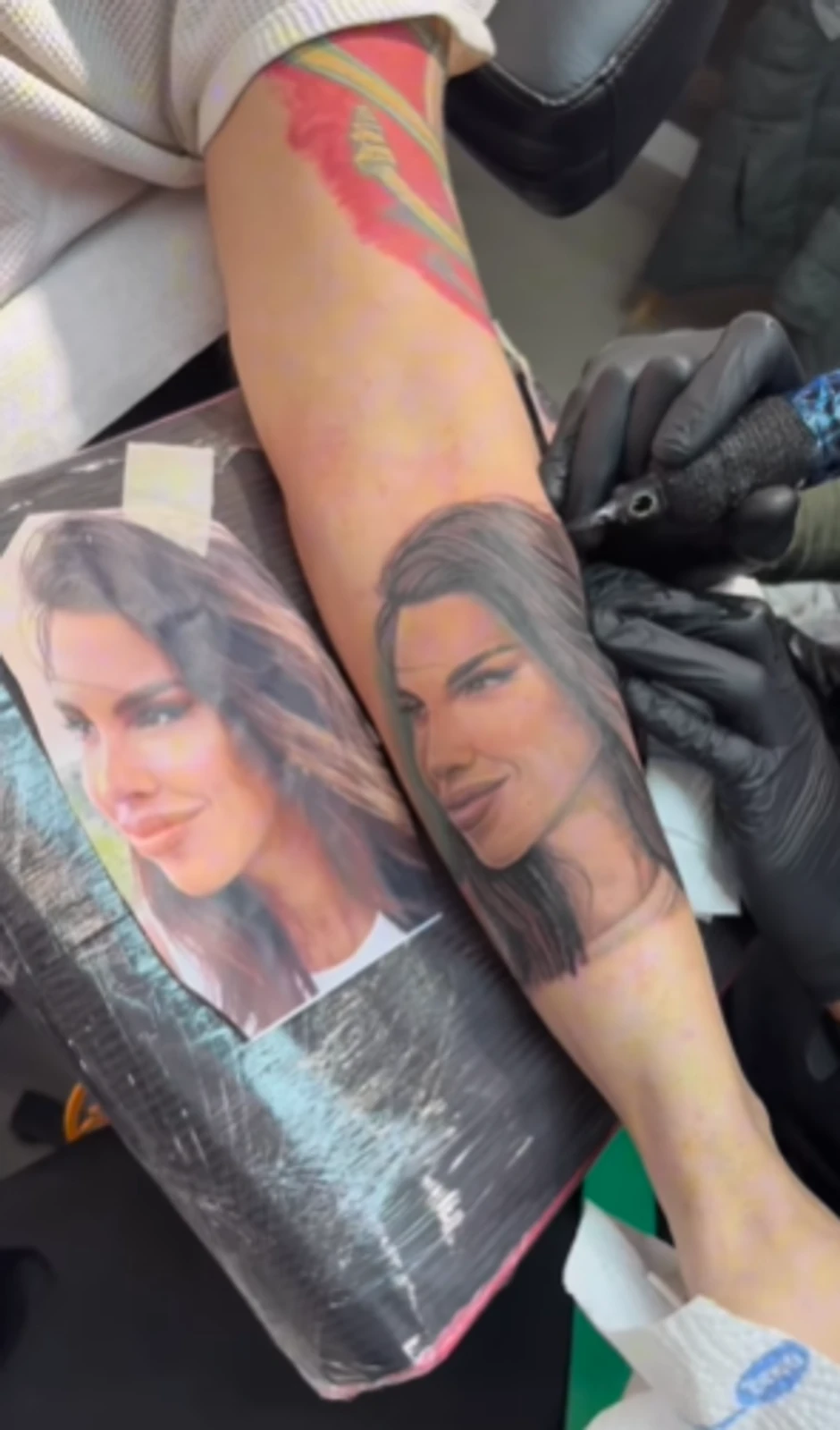 Kajin muž istetovirao njen lik na ruci
