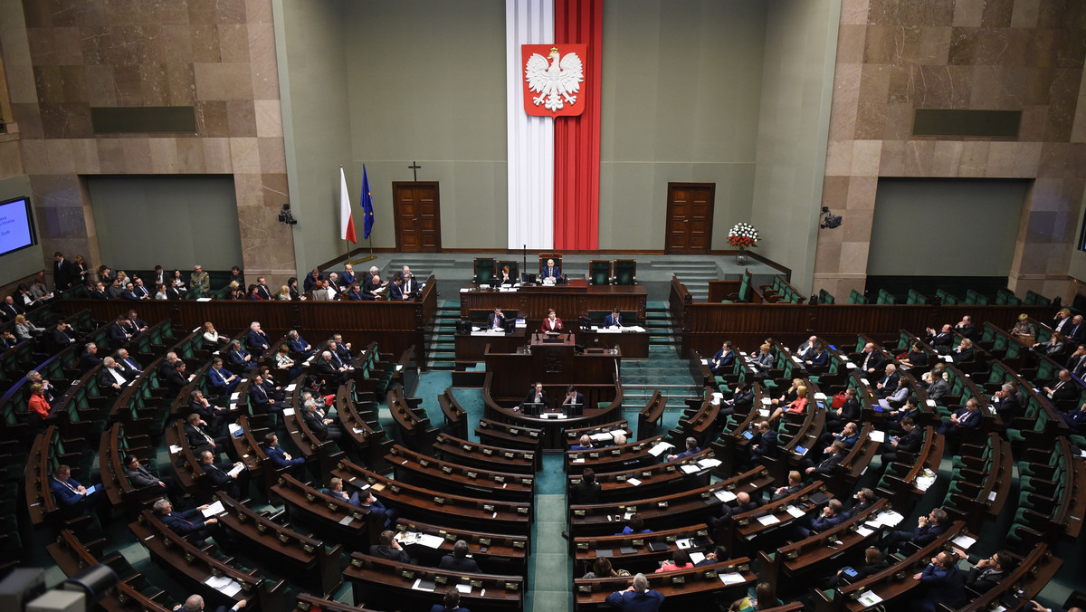 Posłowie wprowadzili podatek bankowy oraz znieśli obowiązek szkolny dla sześciolatków. Odbyło się również pierwsze czytanie projektu ustawy medialnej. Od godz. 9 posłowie zajmowali się m.in. rządowym projektem ustawy budżetowej na rok 2016.