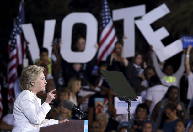 Na finiszu kampanii Clinton jest w defensywie. Jej notowania spadły, po tym jak FBI ogłosiła wznowienie dochodzenia ws. używania przez nią prywatnego serwera pocztowego (zamiast rządowego), gdy była sekretarzem stanu USA.