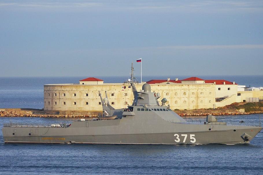 Rosyjski okręt projektu 22160 wpływający do portu w Sewastopolu.