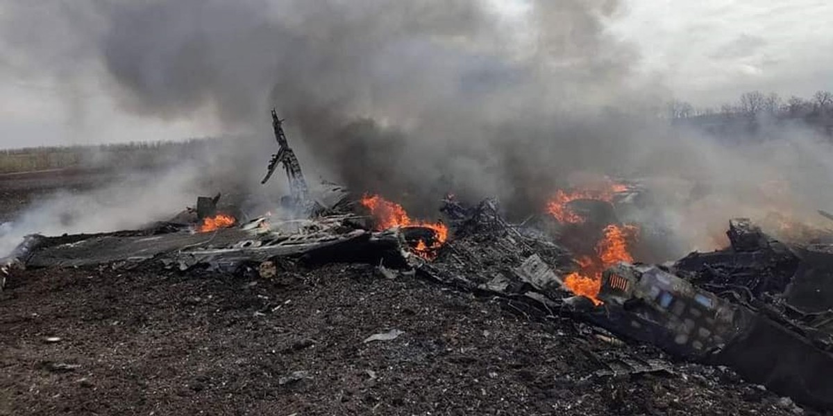 Rosyjski samolot bojowy Su-35 trafiony przez Siły Zbrojne Ukrainy w trakcie rosyjskiego ataku w obwodzie charkowskim.