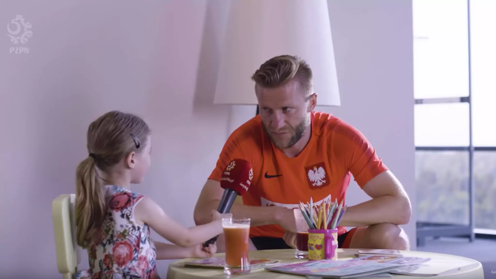 6-letnia Laura przepytuje piłkarzy polskiej reprezentacji - "czy byłeś małym urwisem?"