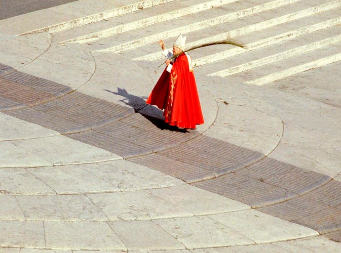 Papież Jan Paweł II sfotografowany w Watykanie (zdjęcie bez daty)