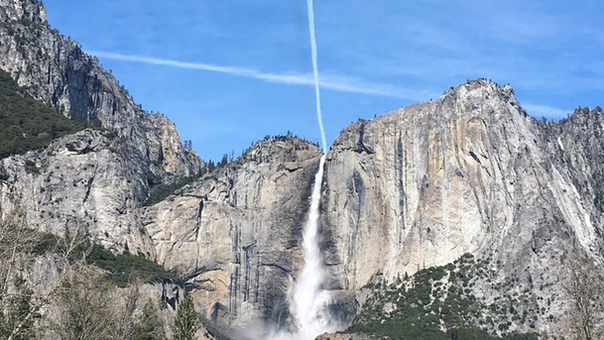 Wodospad Yosemite jest jednym z najpopularniejszych w Stanach Zjednoczonych. Znajduje się w stanie Kalifornia, w górach Sierra Nevada, na terenie Parku Narodowego Yosemite. Użytkownik serwisu Reddit podzielił się z internautami niesamowitym zdjęciem wodospadu.