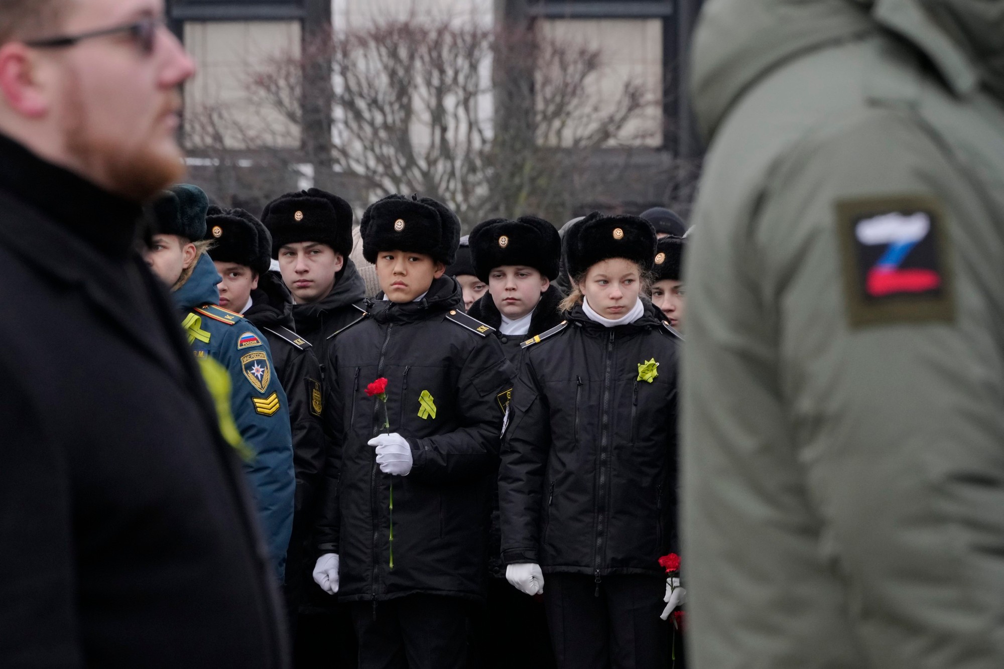 Kadeti zúčastňujú spomienkovej slávnosti pri pamätníku hrdinských obrancov Leningradu v ruskom Petrohrade.