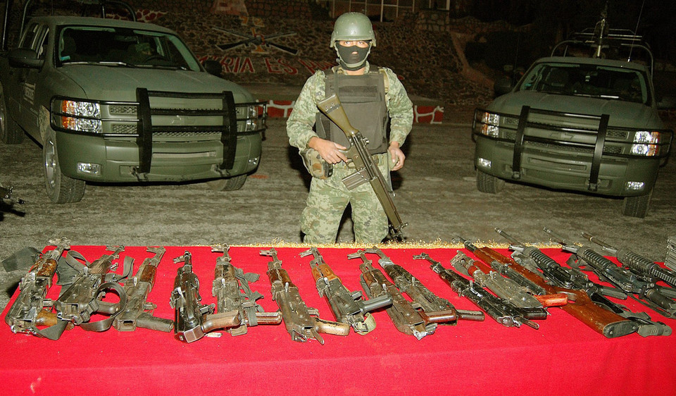 Meksykanski policjant na służbie, fot. PAP/EPA