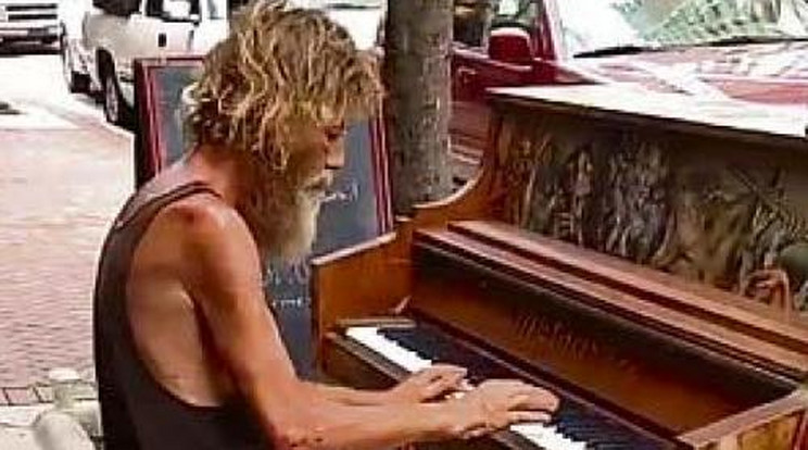 Hihetetlen! Hajléktalan zongorista az internet új sztárja!