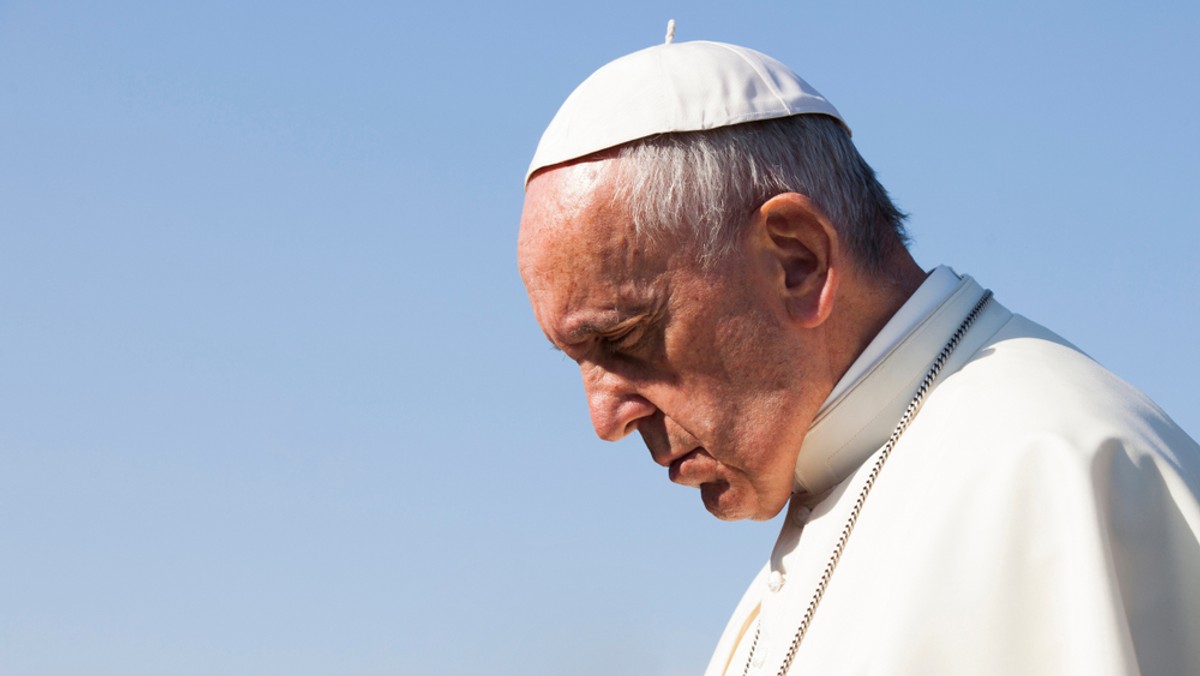 Papież Franciszek odniósł kontuzję prawego przedramienia po upadku w Domu Świętej Marty, bez stwierdzonych złamań [Źródło: PAP]