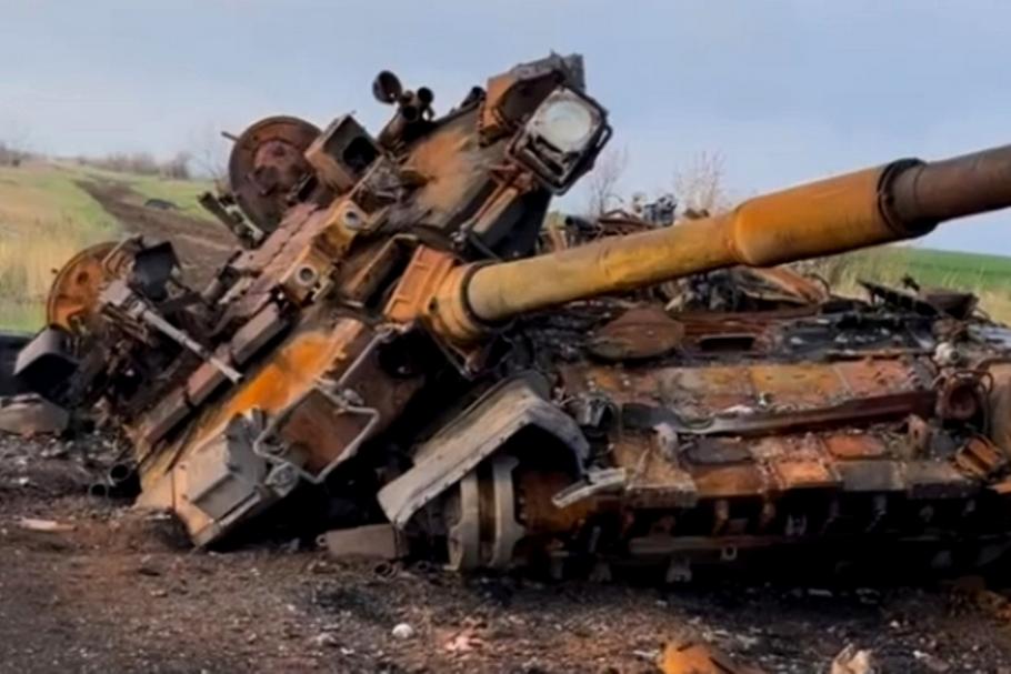 Kwiecień 2023. Zniszczony przez 28 Brygadę Zmechanizowaną rosyjski czołg T-90A.