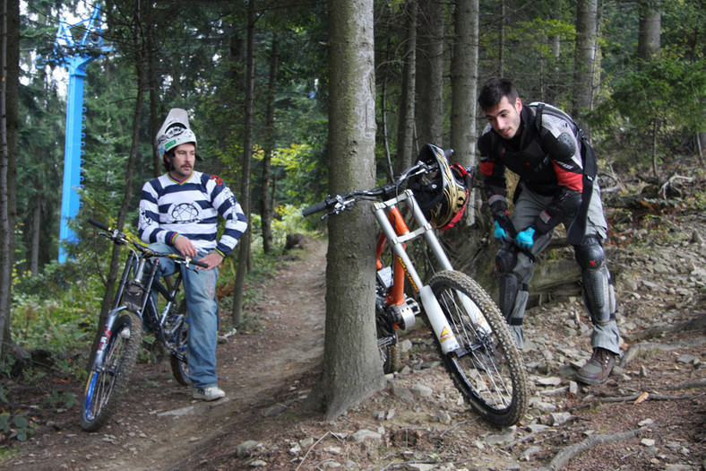 Sporty w terenie downhill: czyli, ostre zjazdy