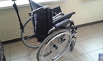 Uciekł ze szpitala kradzionym wózkiem inwalidzkim