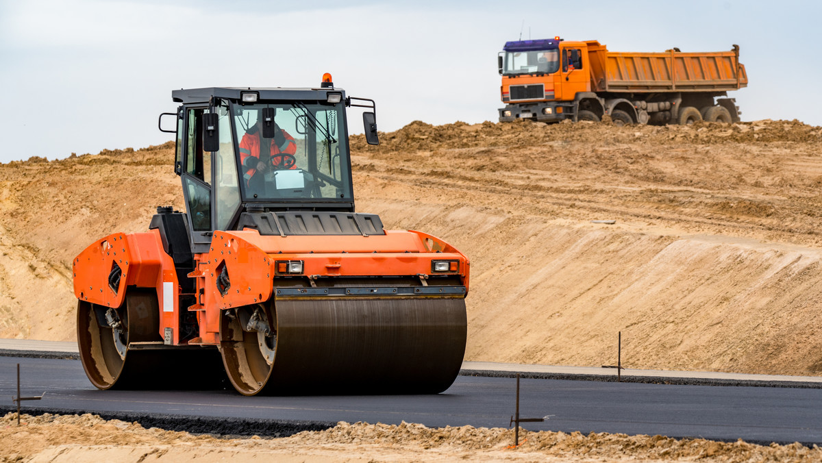 Kielecki oddział Generalnej Dyrekcji Dróg Krajowych i Autostrad zaprezentował trzy warianty dotyczące obwodnicy Opatowa. Ze wszystkimi mogą już zapoznać się osoby zainteresowane tą długo wyczekiwaną inwestycją. W najbliższy czwartek w konsultacjach społecznych w opatowskim magistracie wezmą udział także przedstawiciele GDDKiA oraz projektanci firmy Sweco.