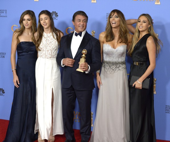Sylvester Stallone z pięknymi córkami na gali Złotych Globów
