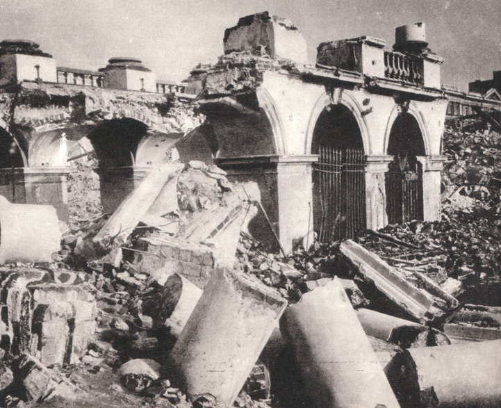 Ruiny wysadzonego przez Niemców Pałacu Saskiego i jego jedyny ocalały fragment