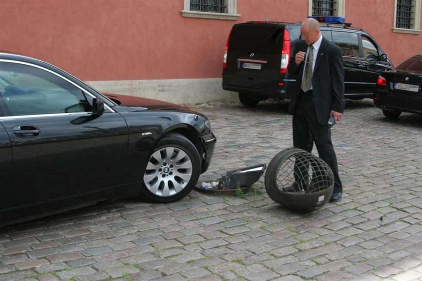 Rządowe auto skasowało latarnię