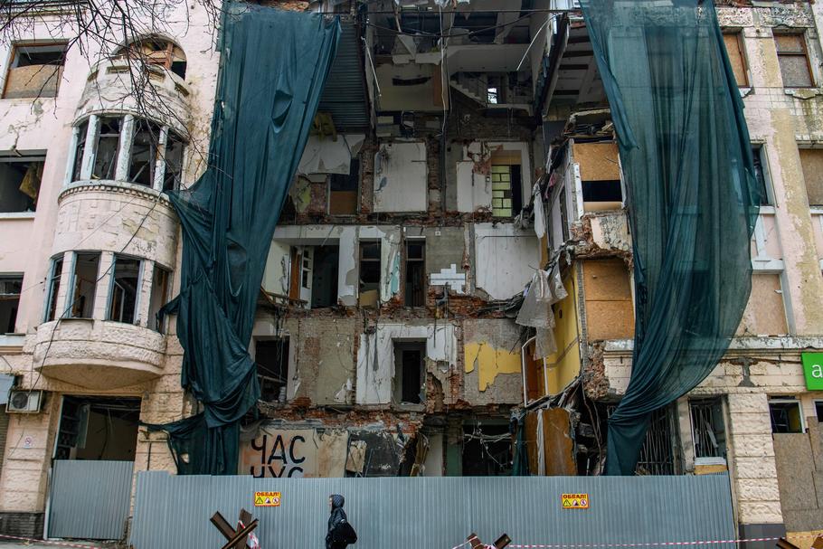 Jeden ze zniszczonych rosyjskimi atakami budynków w Charkowie. To ten rejon w Ukrainie miałyby odbudowywać polskie firmy