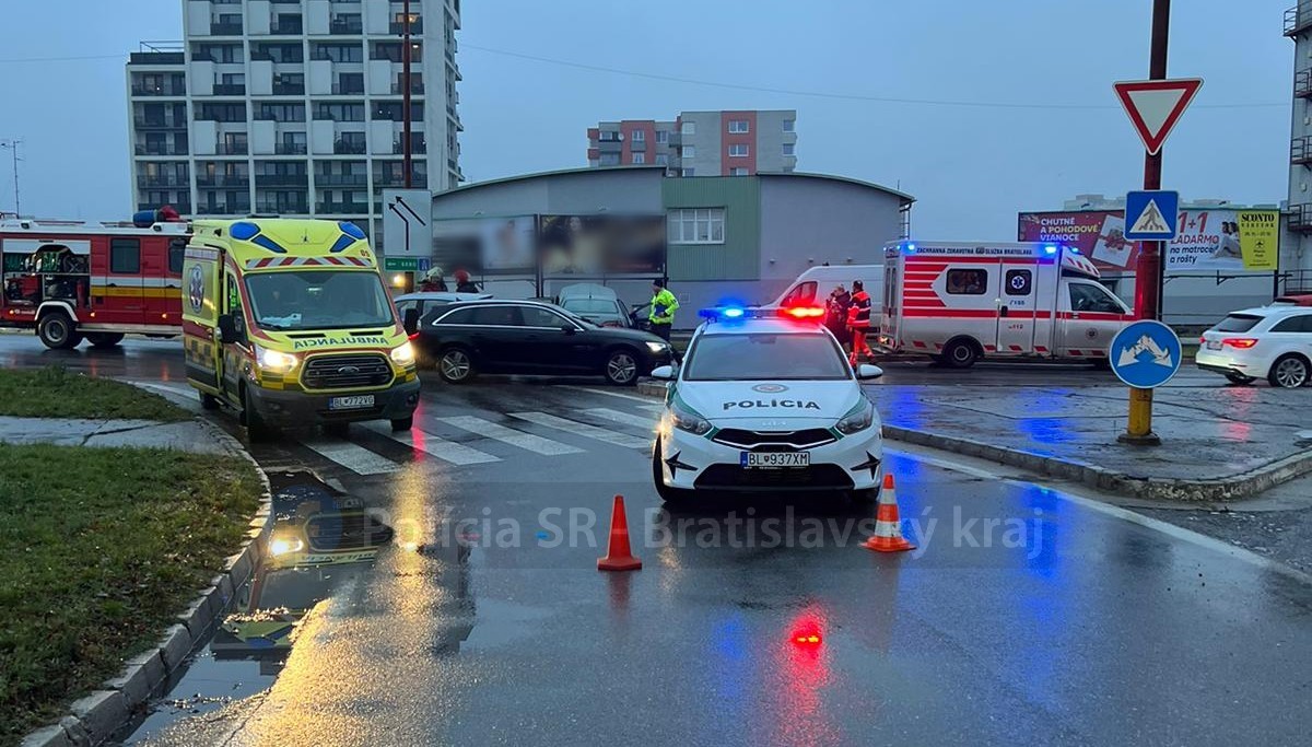 V bratislavskej Petržalke sa ráno zrazili dve autá.
