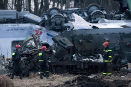 Raport: Błędy dyżurnych ruchu główną przyczyną katastrofy kolejowej pod Szczekocinami