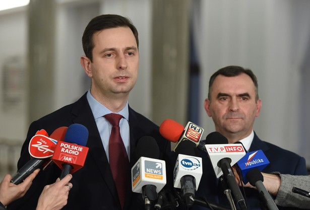 Warszawa, 05.02.2015. Minister pracy i polityki społecznej Władysław Kosiniak-Kamysz i minister skarbu państwa Włodzimierz Karpiński , podczas wspólnej konferencji prasowej w Sejmie, 5 bm. (mr) PAP/Radek Pietruszka