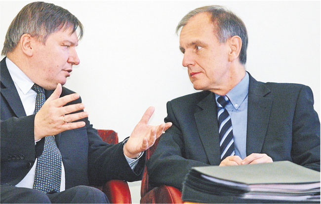 Jerzy Miller zgadza się na reformę emerytur. Przeciwny zmianom w armii jest szef MON Bogdan Klich (po prawej) Fot. Stefan Maszewski Reporter