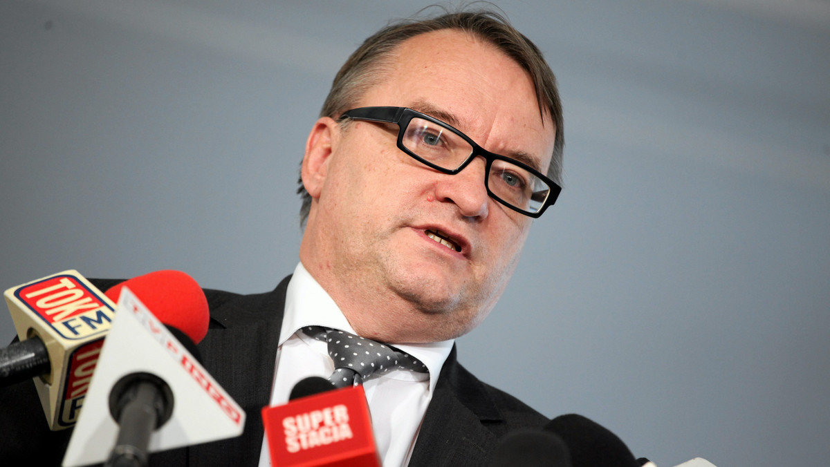 Minister koordynator służb specjalnych Marek Biernacki zapewnił, że polskie służby kontrwywiadowcze w ramach swoich stałych zadań monitorują zagrożenia terrorystyczne, w tym również powiązania Polaków z organizacjami odpowiedzialnymi za terroryzm.