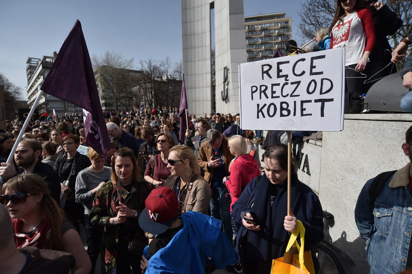 Manifestacja pod Sejmem przeciwko planom zaostrzenia ustawy aborcyjnej.