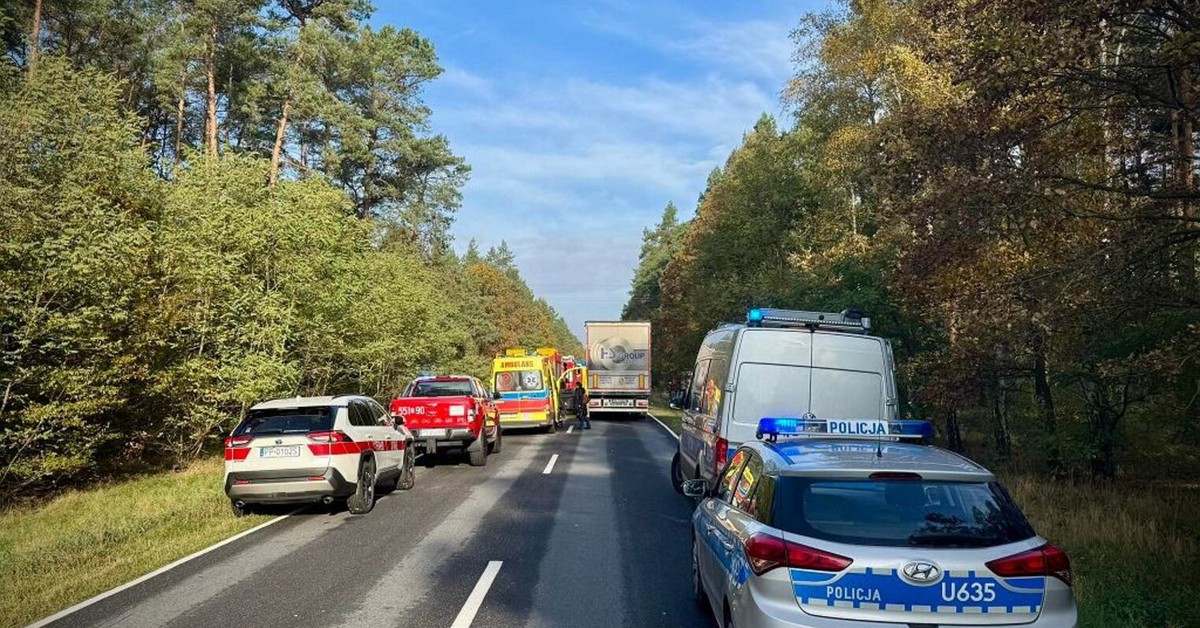 Autokar wiozący 41 dzieci uderzył w cysternę. Trwa akcja służb na DK10