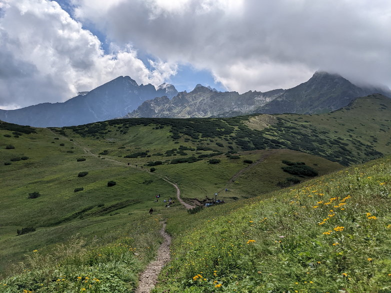 Zejście w stronę Przełęczy pod Kopą, czyli na Kopske sedlo. Właśnie tu znajduje się granica pomiędzy Tatrami Wysokimi i Tatrami Bielskimi.