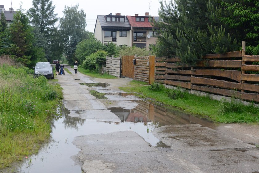 Kałuże na ul. Będkowskiej we Wrocławiu