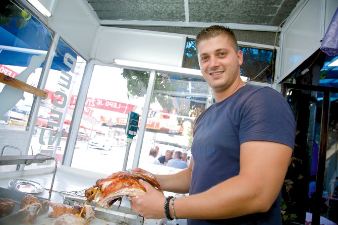 Mladi gazda Nikola Senić (27) ponosan je na tradiciju svoje kafane, koja je jedna od najposećenijih u Stopanji
