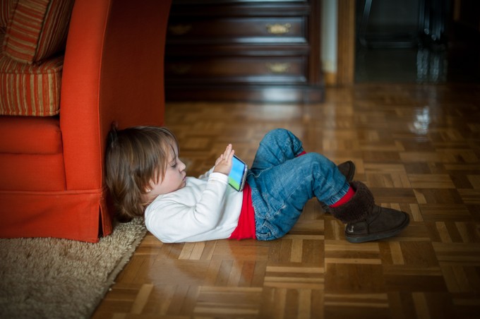 Ezért nem jó ötlet mobiltelefonnal nyugtatni a gyereket
