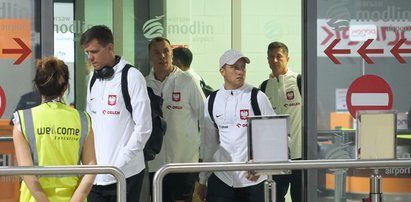 Przygnębiające zdjęcia z lotniska po laniu od Mołdawii. Szczęsny palił papierosy, a Lewandowski...