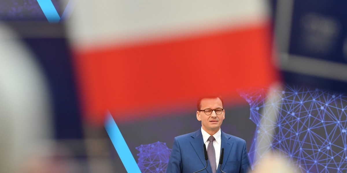 Premier Mateusz Morawiecki podczas konwencji partyjnej 30 marca kilkukrotnie podkreślił, iż partia rządząca będzie stawać po stronie wolności w internecie i że wolność słowa w sieci jest "niezbywalnym imperatywem wolności gospodarczej".