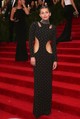 2015 Miley Cyrus - Az énekesnő egy fekete, extrém kivágásokkal díszített Alexander Wang ruhát mutatott be a múzeum lépcsőjén. A merész, futurisztikus stílusú darab tökéletesen tükrözte az est kínai ihletésű "China: Through the Looking Glass" tematikát.