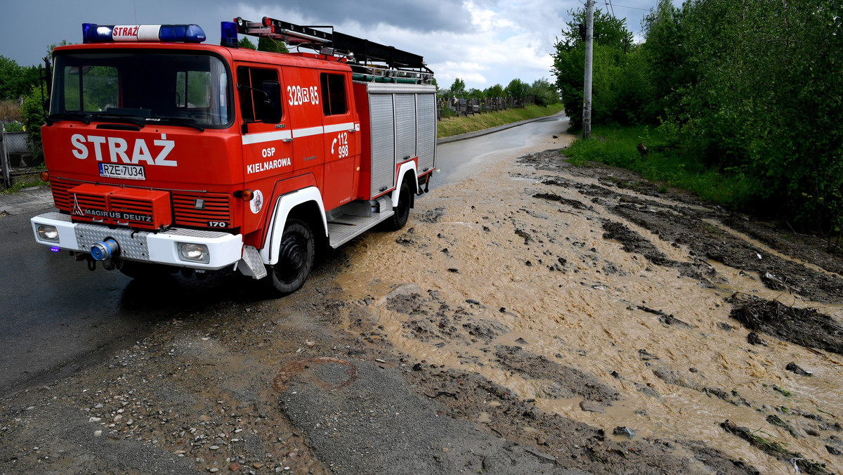 79 razy interweniowali strażacy w Małopolsce po dzisiejszych burzach i intensywnych opadach deszczu. Zajmowali się m.in. wypompowywaniem wody z zalanych piwnic.