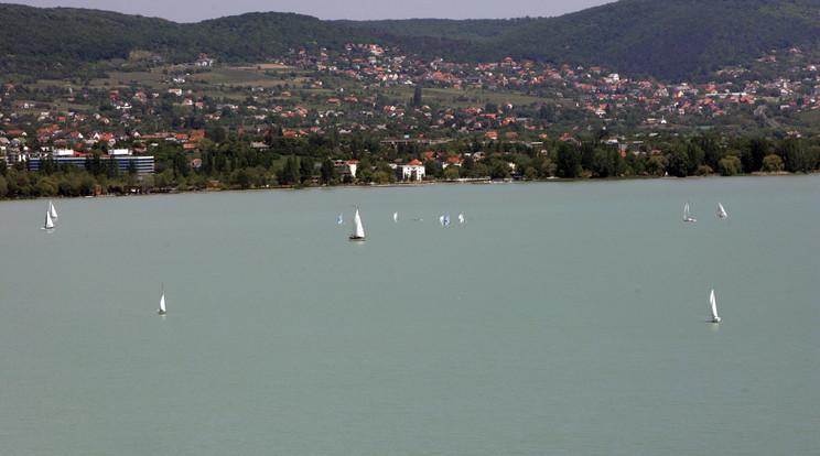 Nyári menetrend: több vonat és busz jár a Balatonhoz /Fotó: Northfoto 