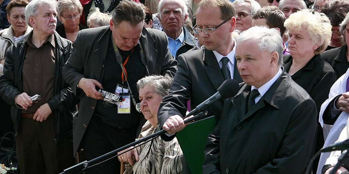 Przyjaciele, znajomi i koledzy wrocławskiej posłanki Aleksandry Natalli - Świat (51 l.) tłumnie przybyli wczoraj pod wrocławski kościół pod wezwaniem Maksymiliana Marii Kolbego, a potem na cmentarz, by pożegnać swoją przyjaciółkę. Na uroczy...