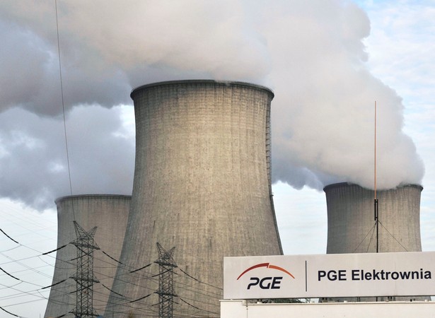 Kominy chłodzące elektrowni Bełchatów należącej do PGE.