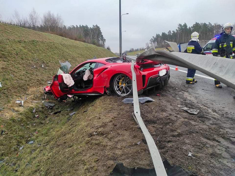 Ferrari wypadło z drogi na S10