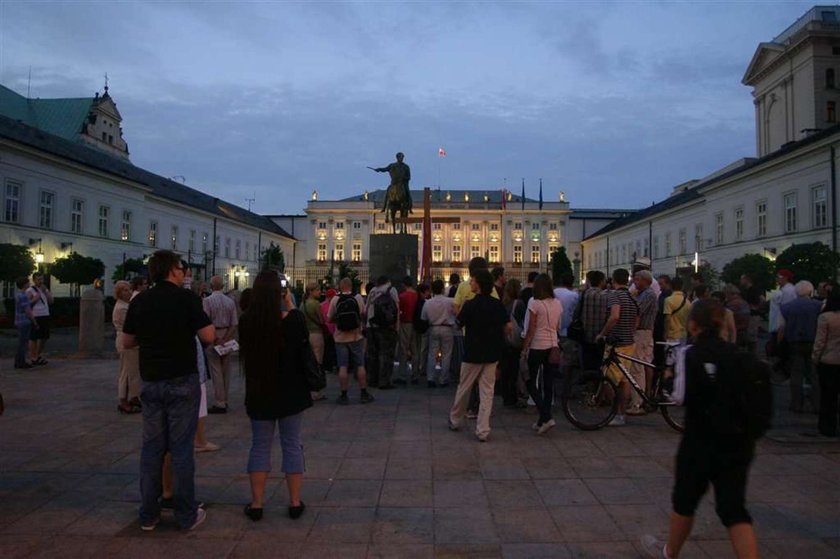 Policja usunęła obrońców krzyża