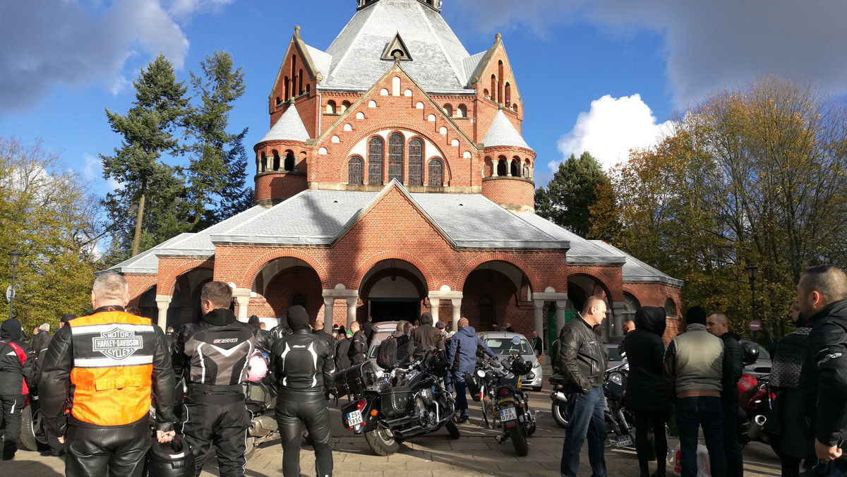 Dokładnie osiem miesięcy po tragicznym wypadku w centrum Szczecina, do sądu trafił akt oskarżenia. Kierowca samochodu osobowego wymusił pierwszeństwo na motocyklistach. W wyniku wypadku zginęła 29-letnia Marzena, znana z kampanii społecznej na rzecz bezpieczeństwa na drodze wśród motocyklistów.