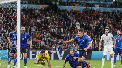 Olaszország a foci Eb első döntőse, 11-esekkel kiverték a spanyolokat