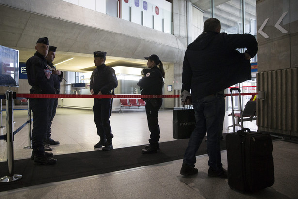 Policja na lotnisku w Brukseli